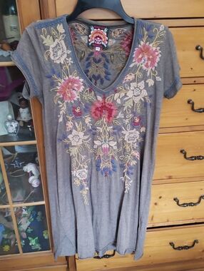 Johnny Was Gray Embroidered V-Neck Tunic with Pink & Blue Florals